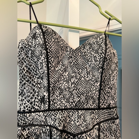 🌟HOST PICK🌟 Guess Strapless Dress with Pockets - Picture 4 of 8